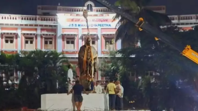 Mysore | Overnight Rajendra Swamiji statue installed at gun house circle