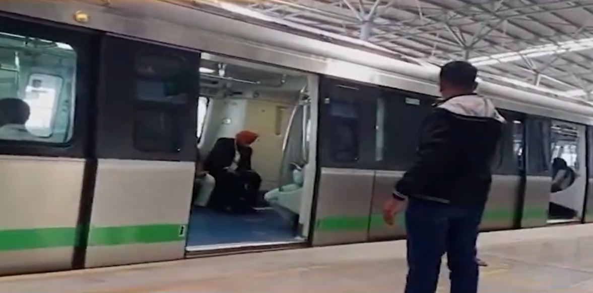 Breaking News: Unforeseen Snag Halts Namma Metro at Peenya | ಪೀಣ್ಯದಲ್ಲಿ ಕೆಟ್ಟು ನಿಂತ ಮೆಟ್ರೋ ರೈಲು; ಸಂಚಾರ ವ್ಯತ್ಯಯ 1 Breaking News: Unforeseen Snag Halts Namma Metro at Peenya