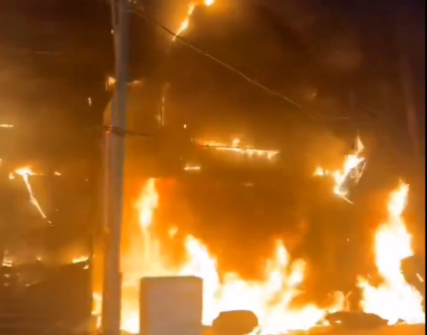 Massive fire accident near Marathahalli Bridge: Four people escaped | ಮಾರತ್ತಹಳ್ಳಿ ಬ್ರಿಡ್ಜ್ ಸಮೀಪ ಮಧ್ಯರಾತ್ರಿ ಭಾರೀ ಅಗ್ನಿ ಅವಘಡ: ನಾಲ್ವರು ರೋಚಕವಾಗಿ ಪ್ರಾಣಾಪಾಯದಿಂದ ಪಾರಾಗಿದ್ದಾರೆ 1 Massive fire accident near Marathahalli Bridge: Four people escaped