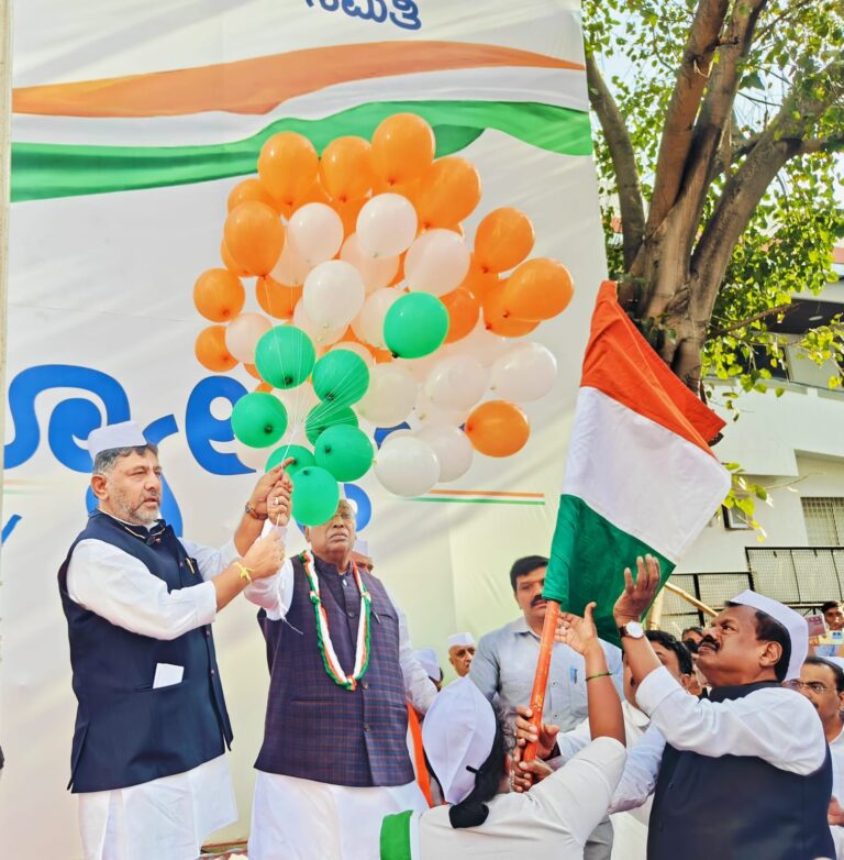 AICC President Mallikarjun Kharge attends flag hoisting at KPCC office| ಕೆಪಿಸಿಸಿ ಕಚೇರಿಯಲ್ಲಿ ಧ್ವಜಾರೋಹಣ ನೆರೆವೆರೆಸಿದ ಎಐಸಿಸಿ ಅಧ್ಯಕ್ಷ ಮಲ್ಲಿಕಾರ್ಜುನ ಖರ್ಗೆ 9 IMG-20240126-WA0136