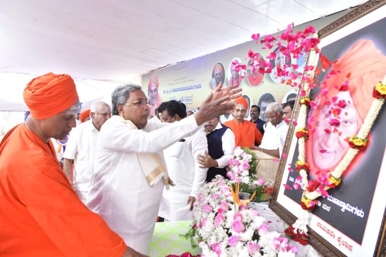 Karnataka Ratna Shatayushi His Holiness Dr. Sri Shivakumar Mahaswami inaugurated the "Smriti Van" built in his memory and spoke at the 5th Punya Samranotsava program