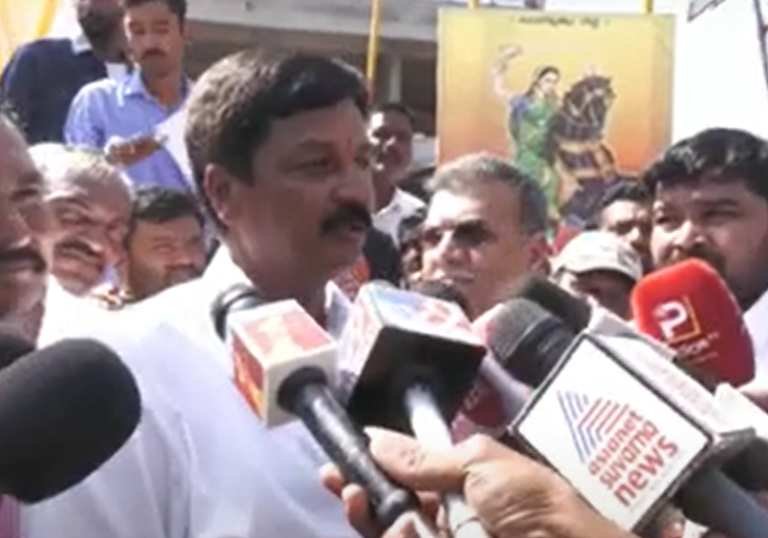 Otherwise, Kotwal Shishya would have filed a case against us and seized the property: Ramesh Jarkiholi| ಇಲ್ಲದಿದ್ದರೆ ಕೊತ್ವಾಲ್ ಶಿಷ್ಯ ನಮ್ಮ ಮೇಲೆ ಇಲ್ಲ-ಸಲ್ಲದ ಪ್ರಕರಣ ದಾಖಲಿಸಿ ಆಸ್ತಿಯೇ ಕಬಳಿಕೆ ಮಾಡುತ್ತಿದ್ದರು: ರಮೇಶ್ ಜಾರಕಿಹೊಳಿ 9 Otherwise, Kotwal Shishya would have filed a case against us and seized the property: Ramesh Jarkiholi