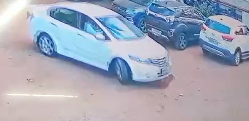 Horrific scene caught on CCTV in Bengaluru — Cruelty when a car drove over a sleeping dog| ಬೆಂಗಳೂರಿನಲ್ಲಿ CCTVಯಲ್ಲಿ ಭಯಾನಕ ದೃಶ್ಯ ಸೆರೆ — ಮಲಗಿದ್ದ ನಾಯಿ ಮೇಲೆ ಕಾರು ಹತ್ತಿಸಿ ಕ್ರೌರ್ಯ 1 Horrific scene caught on CCTV in Bengaluru — Cruelty when a car drove over a sleeping dog