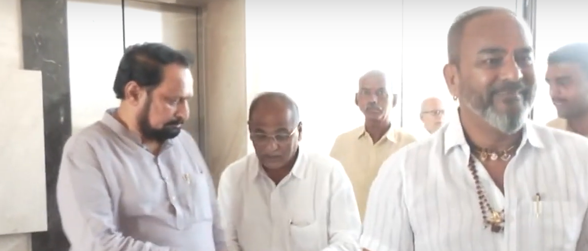 Laxman Savadi seens with BJP Leaders in Belagavi
