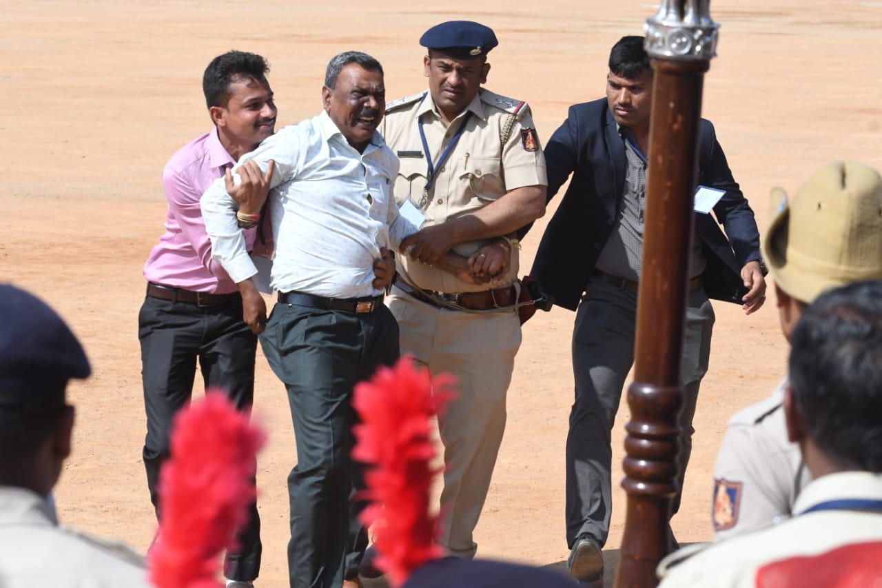 Security Breach During Republic Day in Bengaluru| ಗಣರಾಜ್ಯೋತ್ಸವದ ವೇಳೆ ಭದ್ರತಾಲೋಪ; ಸಿಎಂ, ರಾಜ್ಯಪಾಲರ ಎದುರು ಪೋಸ್ಟರ್ ಪ್ರದರ್ಶನ 1 Security Breach During Republic Day in Bengaluru