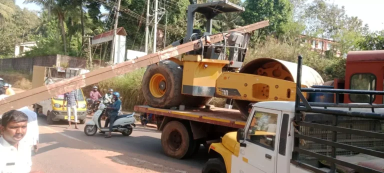 ಮೊಡಂಕಾಪು: ರೈಲ್ವೆ ಬ್ರಿಡ್ಜ್ ಅಡಿಯಲ್ಲಿ ಸಿಲುಕಿದ ರೋಲರ್ ಸಾಗಾಟದ ಲಾರಿ
