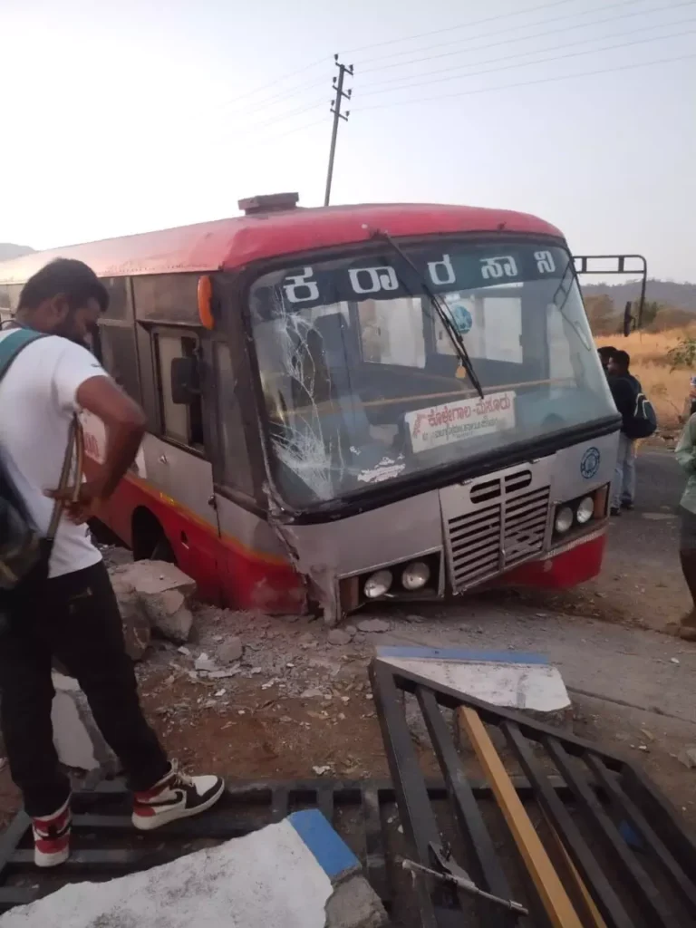 ಚಾಮರಾಜನಗರ: ಮನೆಯ ಕಾಂಪೌಂಡ್ ಗೆ ಕೆಎಸ್ಸಾರ್ಟಿಸಿ ಬಸ್ ಢಿಕ್ಕಿ; ಪ್ರಯಾಣಿಕರಿಗೆ ಗಾಯ