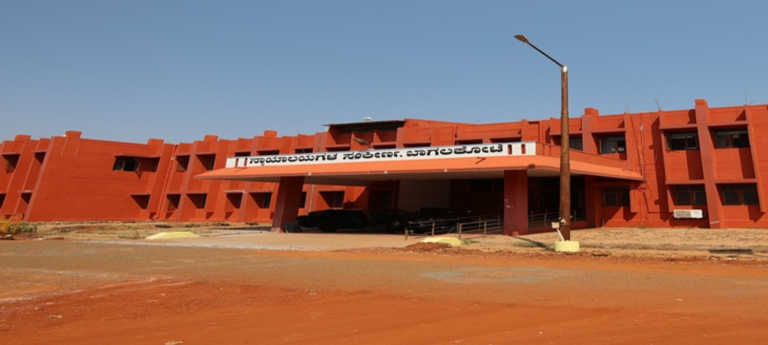 Bagalkot: 25 thousand rupees penalty to the elder brother for the mistake of giving the bike to his minor brother | ಅಪ್ರಾಪ್ತ ಸಹೋದರನಿಗೆ ಬೈಕ್ ಚಲಾಯಿಸಲು ನೀಡಿದ್ದ ತಪ್ಪಿಗೆ ಅಣ್ಣನಿಗೆ 25 ಸಾವಿರ ರೂ. ದಂಡತಮ್ಮನಿಗೆ ಬೈಕ್ ಕೊಟ್ಟಿದ್ದಕ್ಕೆ ಅಣ್ಣನಿಗೆ ಬಿತ್ತು 25 ಸಾವಿರ ದಂಡ – ಕಾರಣ ಇಲ್ಲಿದೆ 6 Bagalkot Court Complex