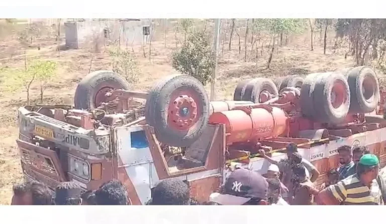 ಚಾಮರಾಜನಗರ: ಸಿಮೆಂಟ್‌ ಸಾಗಾಟದ ಲಾರಿ ಪಲ್ಟಿ; ಚಾಲಕ ಮೃತ್ಯು