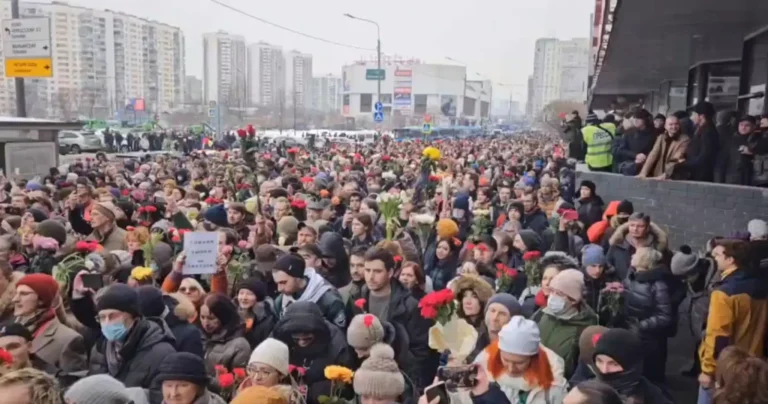 ಸಾವಿರಾರು ಜನರ ಅಶ್ರುತರ್ಪಣದ ನಡುವೆ ನವಾಲ್ನಿ ಅಂತ್ಯಕ್ರಿಯೆ