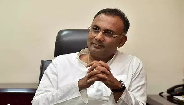 ಆ್ಯಸಿಡ್ ದಾಳಿಗೆ ಒಳಗಾದ ವಿದ್ಯಾರ್ಥಿನಿಯರ ಆರೋಗ್ಯ ವಿಚಾರಿಸಿದ ದ.ಕ. ಜಿಲ್ಲಾ ಉಸ್ತುವಾರಿ ಸಚಿವ ದಿನೇಶ್ ಗುಂಡೂರಾವ್