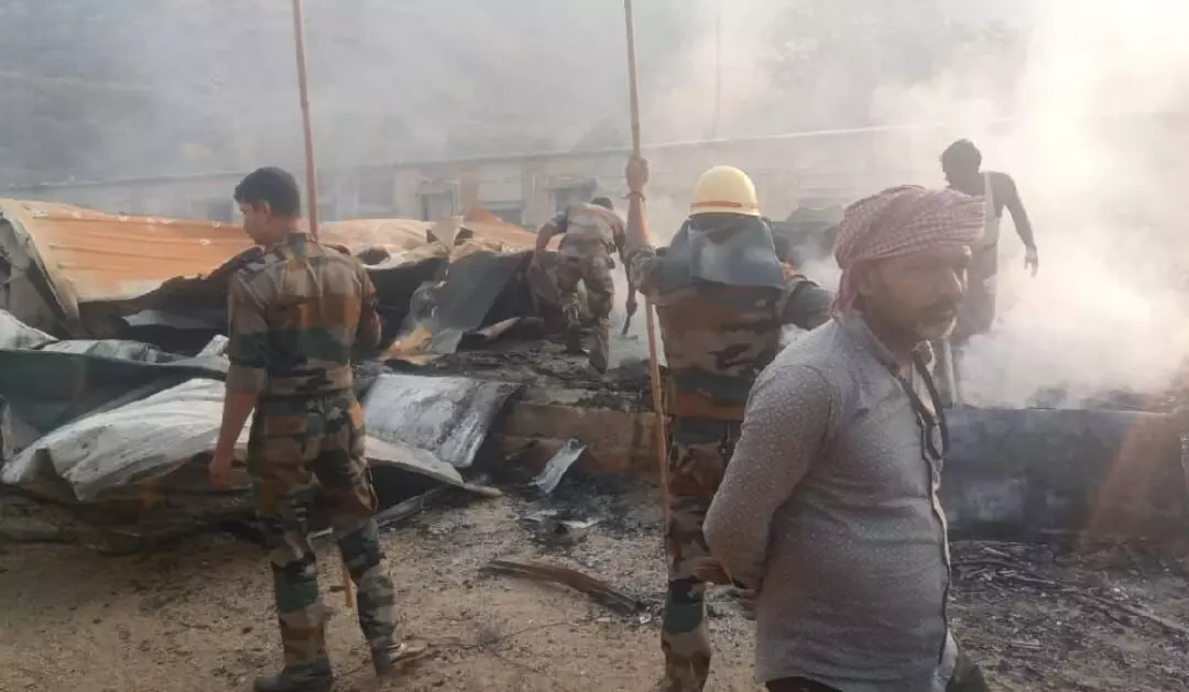 ಕಾರವಾರ:  ನೌಕಾನಲೆಯ ಕಾರ್ಮಿಕ  ಕಾಲೊನಿಯಲ್ಲಿ ಸಿಲಿಂಡರ್​ ಸ್ಫೋಟ