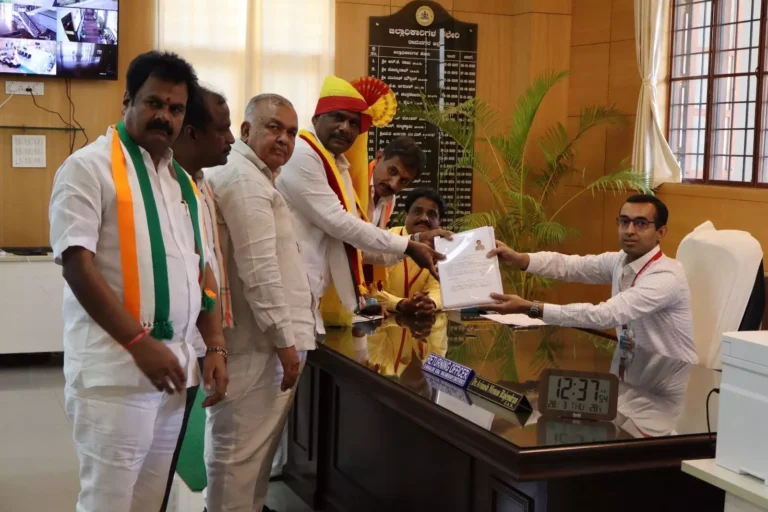 ಬೆಂಗಳೂರು ಗ್ರಾಮಾಂತರ ಕಾಂಗ್ರೆಸ್ ಅಭ್ಯರ್ಥಿ ಡಿ.ಕೆ. ಸುರೇಶ್ ನಾಮಪತ್ರ ಸಲ್ಲಿಕೆ