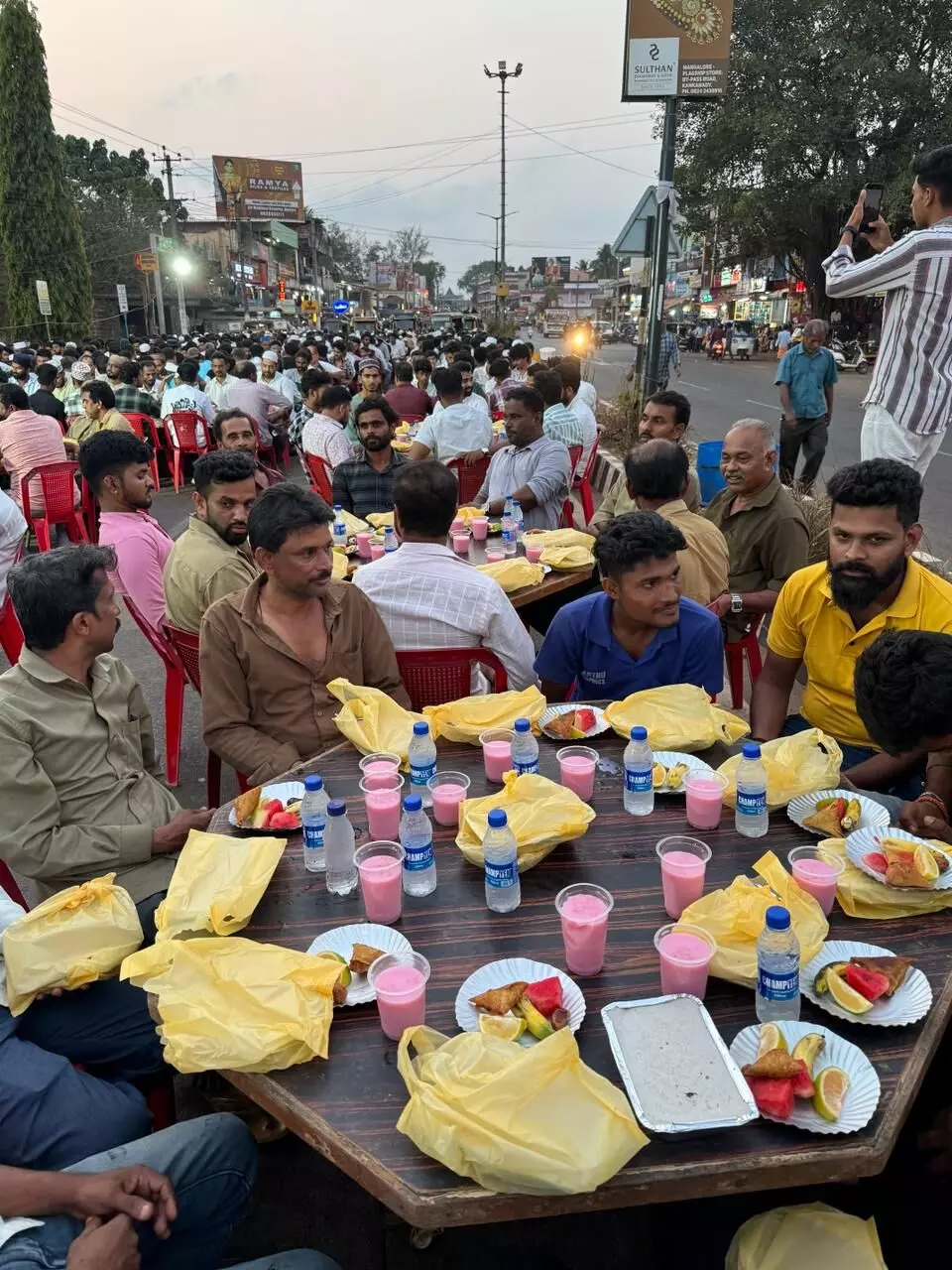 ಮುಡಿಪು‌‌ ಜಂಕ್ಷನ್ ನಲ್ಲಿ ರಿಕ್ಷಾ ಚಾಲಕರ ಸೌಹಾರ್ದ ಇಫ್ತಾರ್ ಸಂಗಮ