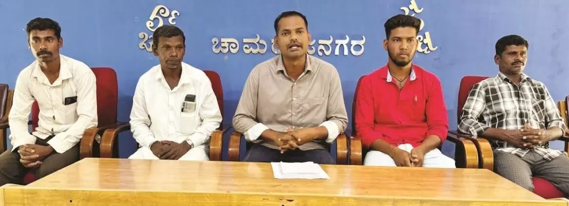 ಚಾಮರಾಜನಗರ | ಪಾಲಾರ್‌ನ ಆದಿವಾಸಿ ಬಡಾವಣೆಗೆ ಇಲ್ಲ ವಿದ್ಯುತ್ ಸಂಪರ್ಕ ; ಚುನಾವಣಾ ಬಹಿಷ್ಕಾರ ಎಚ್ಚರಿಕೆ ನೀಡಿದ ನಿವಾಸಿಗಳು