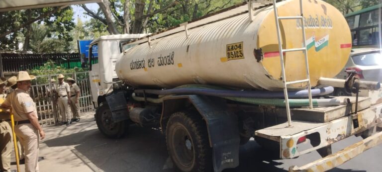BWSSB tanker supplies water to Karnataka CM Home Office | ಜಲಮಂಡಳಿ ಟ್ಯಾಂಕರ್ ನಿಂದ ಸಿಎಂ ಗೃಹ ಕಚೇರಿ ಕೃಷ್ಣಾಗೆ ನೀರು ಪೂರೈಕೆ 2 BWSSB tanker supplies water to Karnataka CM Home Office