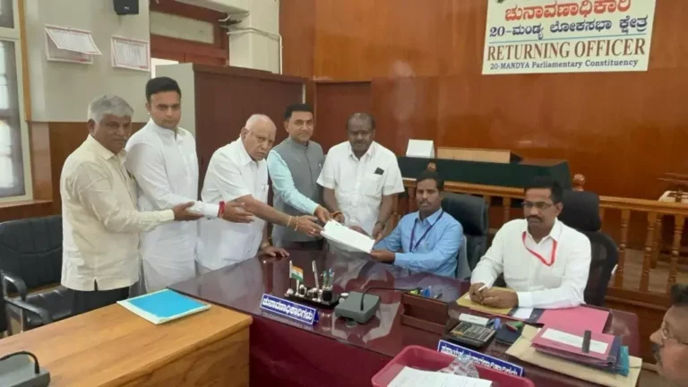 ಲೋಕಸಭಾ ಚುನಾವಣೆ: ಮಂಡ್ಯ ಕ್ಷೇತ್ರದ ಜೆಡಿಎಸ್ – ಬಿಜೆಪಿ ಮೈತ್ರಿಕೂಟದ ಅಭ್ಯರ್ಥಿ ಎಚ್. ಡಿ. ಕುಮಾರಸ್ವಾಮಿ ನಾಮಪತ್ರ ಸಲ್ಲಿಕೆ