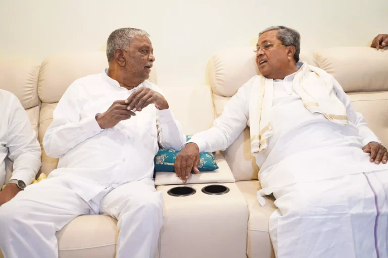 Siddaramaiah visited Srinivas Prasad's house and held talks