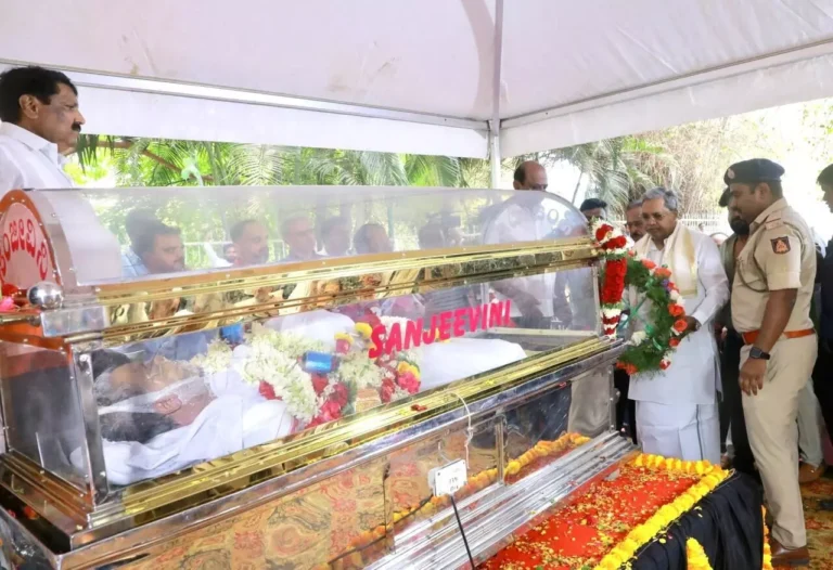 ಪೊಲೀಸ್‌ ಗೌರವದೊಂದಿಗೆ ಹಿರಿಯ ನಟ ದ್ವಾರಕೀಶ್ ಅಂತ್ಯಸಂಸ್ಕಾರ
