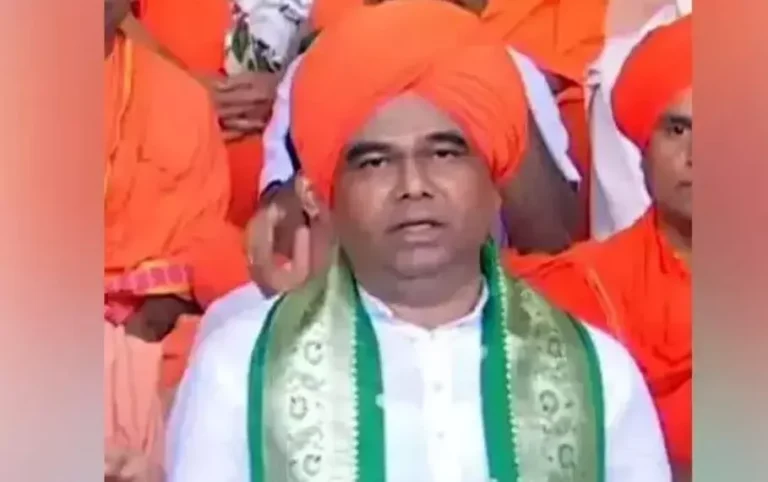 Dharwad: ಲೋಕಸಭಾ ಚುನಾವಣಾ ಕಣದಿಂದ ಹಿಂದೆ ಸರಿದ ದಿಂಗಾಲೇಶ್ವರ ಸ್ವಾಮೀಜಿ 2 ಧಾರವಾಡ : ಲೋಕಸಭಾ ಚುನಾವಣಾ ಕಣದಿಂದ ಹಿಂದೆ ಸರಿದ ದಿಂಗಾಲೇಶ್ವರ ಸ್ವಾಮೀಜಿ