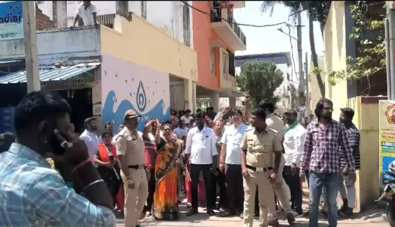ಡಿ.ಕೆ.ಸುರೇಶ್ ಆಪ್ತರ ಮನೆ ಮೇಲೆ ಐಟಿ ದಾಳಿ : ಕಾಂಗ್ರೆಸ್ ಕಾರ್ಯಕರ್ತರಿಂದ ಪ್ರತಿಭಟನೆ