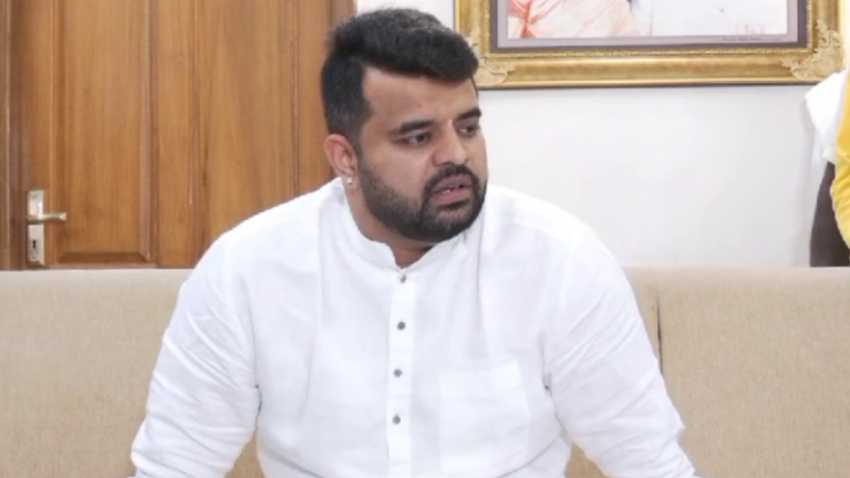 ಪ್ರಜ್ವಲ್ ಪ್ರಕರಣ ಸರ್ಕಾರ ಮತ್ತು ಎಸ್ ಐಟಿಗೆ ಬಿಟ್ಟಿದ್ದು: ಕುಮಾರಸ್ವಾಮಿ 9 Prajwal Revanna: JDS ನಿಂದ ಪ್ರಜ್ವಲ್ ರೇವಣ್ಣ ಉಚ್ಛಾಟನೆ.! ಚುನಾವಣೆಯಲ್ಲಿ ಗೆದ್ದರೆ ಮುಂದೇನು..?
