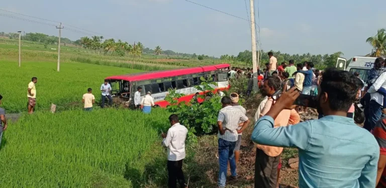 ಮೈಸೂರು | ಸ್ಟೇರಿಂಗ್ ತುಂಡಾಗಿ ಬತ್ತದ ಗದ್ದೆಗೆ ನುಗ್ಗಿದ ಸಾರಿಗೆ ಬಸ್ : 30 ಕ್ಕೂ ಹೆಚ್ಚು ಮಂದಿಗೆ ಗಾಯ