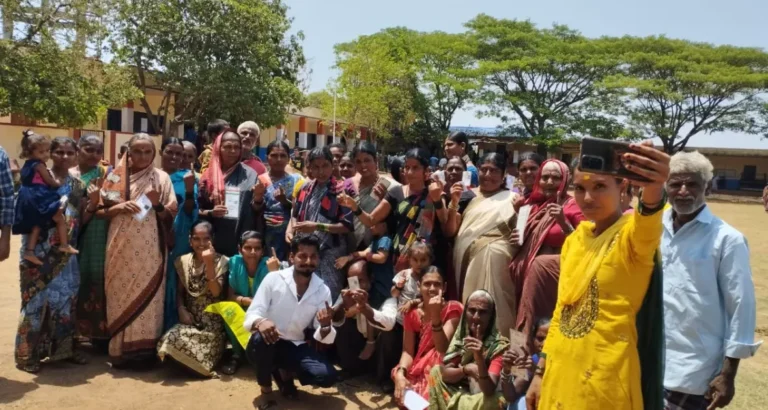 ಹುಬ್ಬಳ್ಳಿ | ಒಂದೇ ಕುಟುಂಬದ 96 ಸದಸ್ಯರಿಂದ ಮತದಾನ : ಪ್ರಜಾಪ್ರಭುತ್ವದ ಹಬ್ಬವನ್ನು ಸಂಭ್ರಮಿಸಿದ ಕುಟುಂಬ