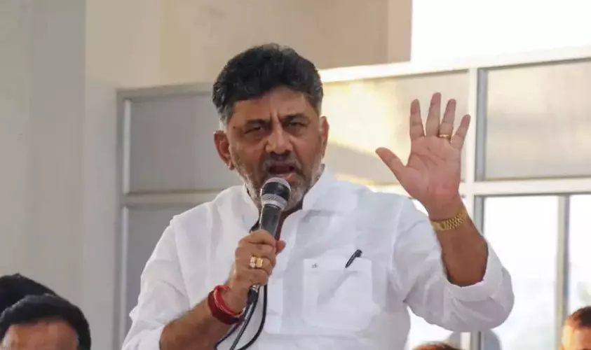 ಪ್ರಜ್ವಲ್‌ ಲೈಂಗಿಕ ಹಗರಣ | ಹೋರಾಟ ಮಾಡದಂತೆ ಕುಮಾರಸ್ವಾಮಿಯನ್ನು ಕಟ್ಟಿಹಾಕಿರುವವರು ಯಾರು?: ಡಿಕೆಶಿ