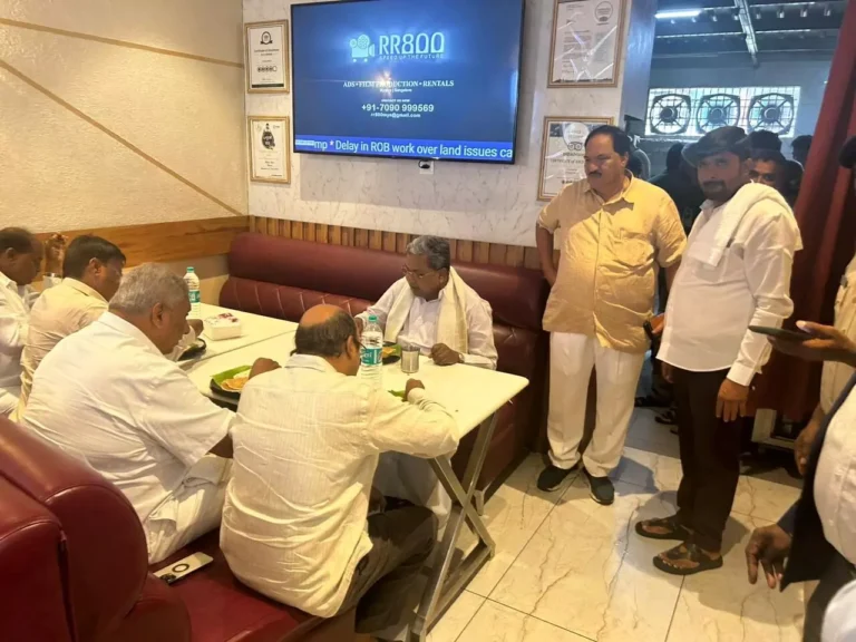 ಮೈಸೂರು: ಮೈಲಾರಿ ಹೋಟೆಲ್ ನಲ್ಲಿ ತಿಂಡಿ ತಿಂದು ಕಾಲೇಜು ದಿನಗಳನ್ನು ಸ್ಮರಿಸಿದ ಸಿಎಂ ಸಿದ್ದರಾಮಯ್ಯ