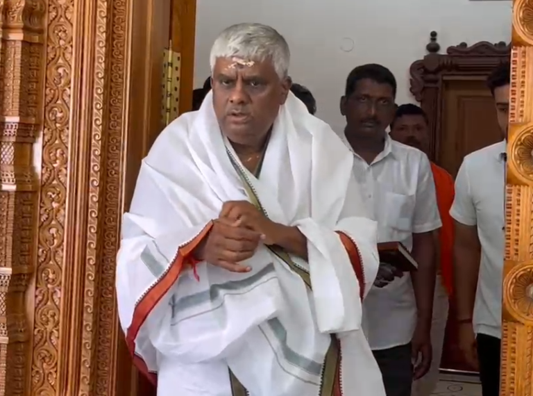 ಲೈಂಗಿಕ ದೌರ್ಜನ್ಯ ಮತ್ತು ಸಂತ್ರಸ್ತ ಮಹಿಳೆಯ ಅಪಹರಣ ಪ್ರಕರಣದ ಎಫ್ಐಆರ್ ರದ್ದು ಕೋರಿ ಮಾಜಿ ಸಚಿವ ಎಚ್.ಡಿ.ರೇವಣ್ಣ ಹೈಕೋರ್ಟ್ ಮೊರೆ 7 H.D. Revanna: ಹೆಚ್.ಡಿ ರೇವಣ್ಣಟೆಂಪಲ್ ರನ್: ಶ್ರೀ ಕ್ಷೇತ್ರ ಧರ್ಮಸ್ಥಳಕ್ಕೆ ಭೇಟಿ