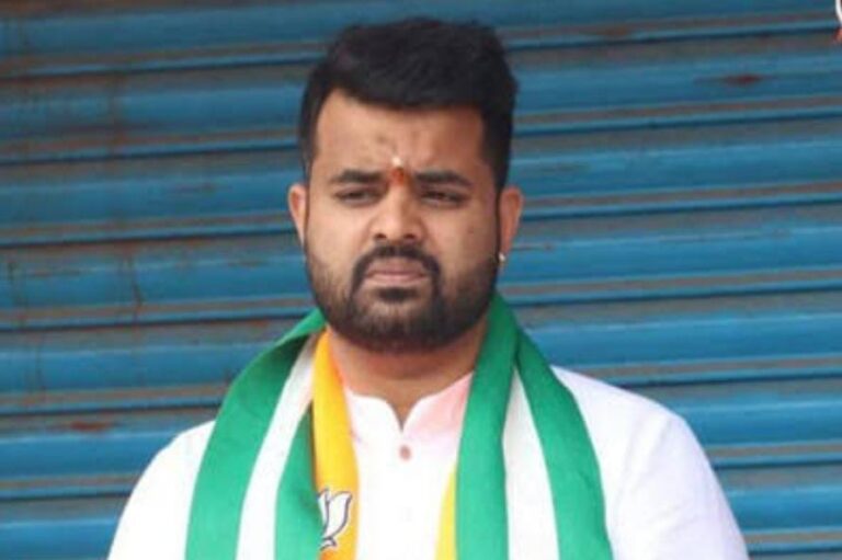 ಪ್ರಜ್ವಲ್ ರೇವಣ್ಣ ಪೊಲೀಸ್ ಕಸ್ಟಡಿ ಜೂನ್ 10ರ ವರೆಗೆ ವಿಸ್ತರಣೆ 5 Prajwal Revanna: ಅಶ್ಲೀಲ ವಿಡಿಯೋ ಪ್ರಕರಣ: ಪ್ರಜ್ವಲ್ ರೇವಣ್ಣಗೆ ಲುಕ್ʼಔಟ್ ನೋಟಿಸ್