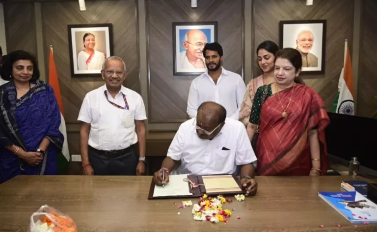 ಬೃಹತ್ ಕೈಗಾರಿಕೆ, ಉಕ್ಕು ಖಾತೆ ಕೇಂದ್ರ ಸಚಿವರಾಗಿ ಅಧಿಕಾರ ಸ್ವೀಕರಿಸಿದ ಎಚ್​​.ಡಿ. ಕುಮಾರಸ್ವಾಮಿ