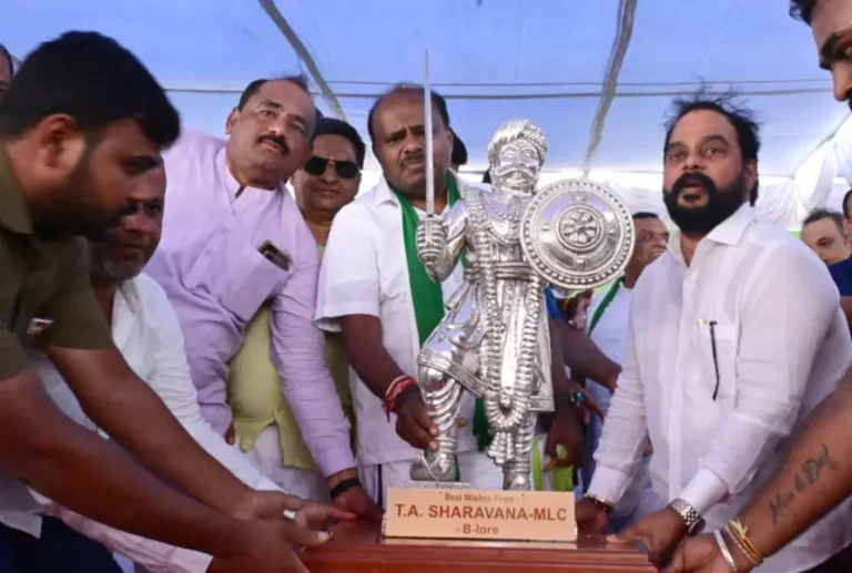 ಕೇಂದ್ರ ಸಚಿವರಾದ ಬಳಿಕ ಬೆಂಗಳೂರಿಗೆ ಆಗಮಿಸಿದ ಎಚ್‌ಡಿಕೆಗೆ ಪಕ್ಷದ ಕಚೇರಿಯಲ್ಲಿ ಅಭಿನಂದನಾ ಸಮಾರಂಭ