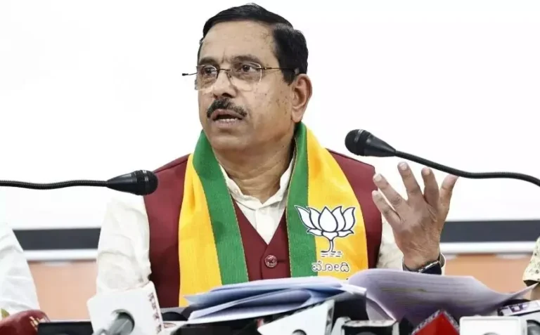 ತೈಲ ಬೆಲೆ ಏರಿಸುವ ಮೂಲಕ ಕಾಂಗ್ರೆಸ್ ಸರಕಾರ ಜನರ ಕೈಗೆ ಚೊಂಬು ಕೊಟ್ಟಿದೆ : ಪ್ರಹ್ಲಾದ್ ಜೋಶಿ