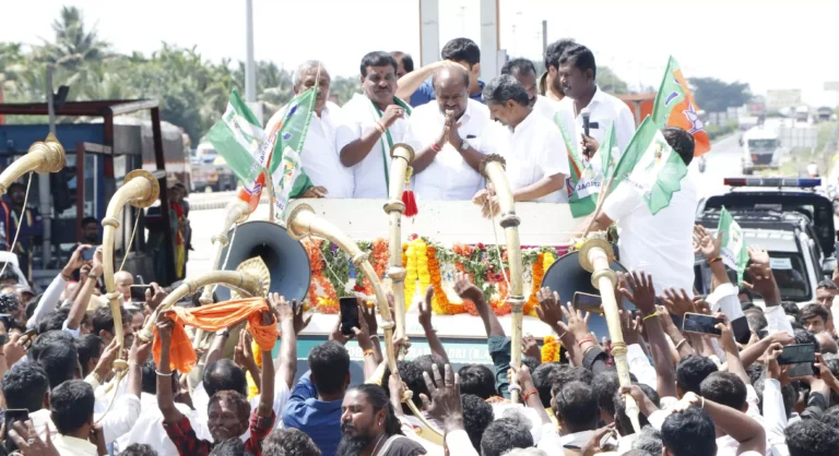 ಕೇಂದ್ರ ಸಚಿವ ಕುಮಾರಸ್ವಾಮಿ, ನಿಖಿಲ್ ಕುಮಾರಸ್ವಾಮಿಗೆ ಪಕ್ಷದ ಕಾರ್ಯಕರ್ತರಿಂದ ಸ್ವಾಗತ