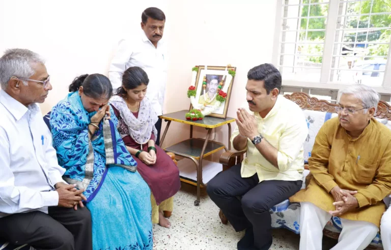 ಹತ್ಯೆಯಾದ ರೇಣುಕಾಸ್ವಾಮಿ ನಿವಾಸಕ್ಕೆ ಬಿ.ವೈ.ವಿಜಯೇಂದ್ರ ಭೇಟಿ ; ಕುಟುಂಬಸ್ಥರಿಗೆ ಸಾಂತ್ವನ