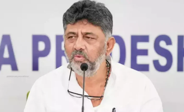 ಸಾಹಿತಿಗಳನ್ನು ಕಾಂಗ್ರೆಸ್ ಕಚೇರಿಗೆ ಕರೆದರೆ ತಪ್ಪೇನಿದೆ : ಡಿ.ಕೆ.ಶಿವಕುಮಾರ್