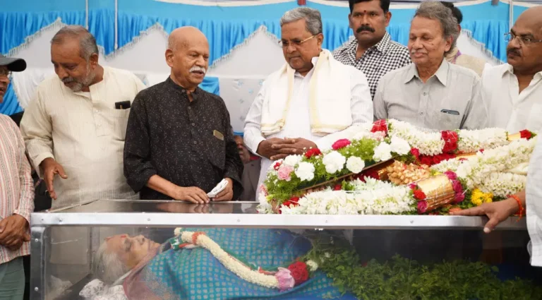 ʼಕನ್ನಡದ ಉತ್ತಮ ಸಾಹಿತಿಯನ್ನು ಕಳೆದುಕೊಂಡಿದ್ದೇವೆʼ : ಕಮಲಾ ಹಂಪನಾ ಅವರ ಅಂತಿಮ ದರ್ಶನ ಪಡೆದ ಸಿಎಂ