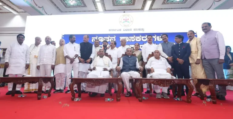 ವಿಧಾನ ಪರಿಷತ್‍ನ 17 ಮಂದಿ ನೂತನ ಸದಸ್ಯರಿಂದ ಪ್ರಮಾಣ ವಚನ ಸ್ವೀಕಾರ