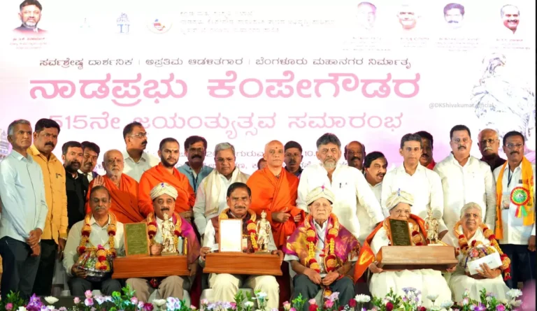 ಸಿಎಂ ಸ್ಥಾನವನ್ನು ಡಿ.ಕೆ.ಶಿವಕುಮಾರ್‌ಗೆ ಬಿಟ್ಟುಕೊಡಿ :  ಸಿದ್ದರಾಮಯ್ಯಗೆ ಚಂದ್ರಶೇಖರ ಸ್ವಾಮೀಜಿ ಮನವಿ
