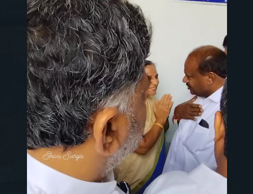 ಕೇರಳದಲ್ಲಿ ಕೇರಳ ಕುರಿ, ಮೇಕೆ, ಎಮ್ಮೆ ಬಲಿ: ತನಿಖೆಗೆ ಎಸ್ಐಟಿ ರಚಿಸಿ ಎಂದು ಸರಕಾರಕ್ಕೆ ಟಾಂಗ್ ಕೊಟ್ಟ ಹೆಚ್.ಡಿ.ಕುಮಾರಸ್ವಾಮಿ 1 DK- HDK ಮುಖಾಮುಖಿ.! ಡಿಕೆಶಿ ಕಡೆ ತಿರುಗಿಯೂ ನೋಡದ ಕುಮಾರಸ್ವಾಮಿ