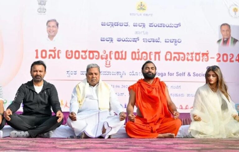 ಬಳ್ಳಾರಿಯಲಿ ಯೋಗಭ್ಯಾಸ ಮಾಡಿದ ಸಿಎಂ ಸಿದ್ದರಾಮಯ್ಯ 3 ಬಳ್ಳಾರಿ: ಯೋಗಭ್ಯಾಸ ಮಾಡಿದ ಸಿಎಂ ಸಿದ್ದರಾಮಯ್ಯ..