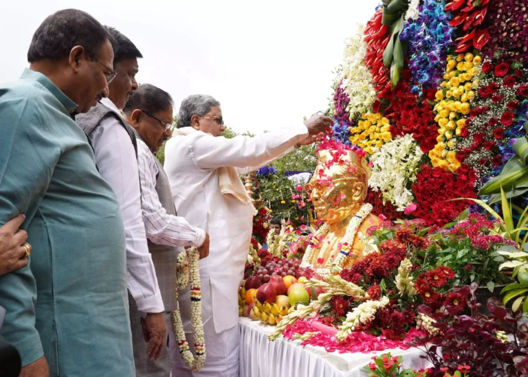 ಡಾ.ಬಾಬು ಜಗಜೀವನ್ ರಾಮ್ ಪುಣ್ಯತಿಥಿ: ಸಿಎಂ ಸಿದ್ದರಾಮಯ್ಯರಿಂದ ಪುಷ್ಪ ನಮನ