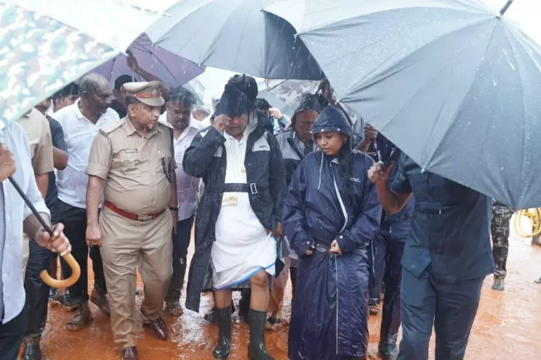 ಶಿರೂರು: ಗುಡ್ಡ ಕುಸಿತದ ಸ್ಥಳ ಪರಿಶೀಲನೆ ನಡೆಸಿದ ಸಿಎಂ ಸಿದ್ದರಾಮಯ್ಯ 5 ಶಿರೂರು: ಗುಡ್ಡ ಕುಸಿತದ ಸ್ಥಳ ಪರಿಶೀಲನೆ ನಡೆಸಿದ ಸಿಎಂ ಸಿದ್ದರಾಮಯ್ಯ