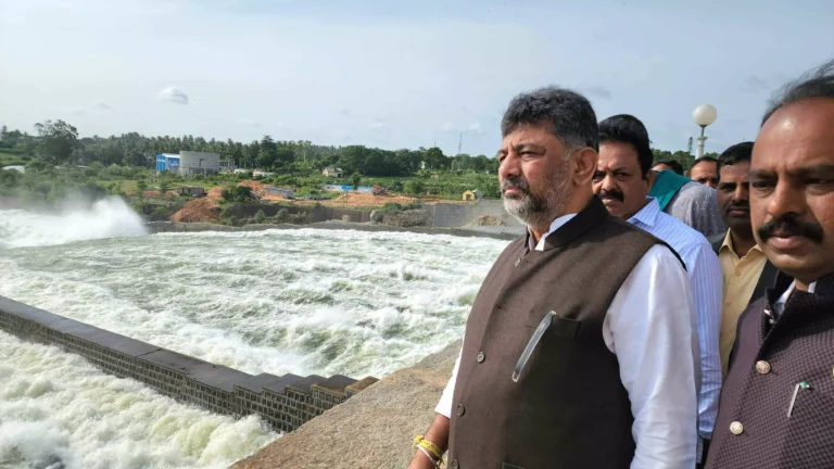ಮಂಡ್ಯ: ಕೆಆರ್ ಎಸ್ ಅಣೆಕಟ್ಟೆಗೆ ಡಿಸಿಎಂ ಡಿಕೆಶಿ ಭೇಟಿ