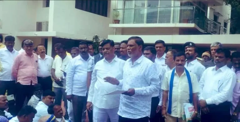 ಪಿಟಿಸಿಎಲ್ ಕಾಯ್ದೆ ತಿದ್ದುಪಡಿಯಲ್ಲಿ ನ್ಯಾಯ ಸಿಗುತ್ತಿಲ್ಲ : ಸಚಿವ ಮಹದೇವಪ್ಪ ನಿವಾಸಕ್ಕೆ ಪರಿಶಿಷ್ಟ ಜಾತಿಗಳ ಒಕ್ಕೂಟದ ಮುಖಂಡರ ಮುತ್ತಿಗೆ