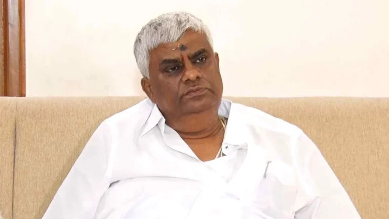 ಮಹಿಳೆಯ ಅಪಹರಣ ಪ್ರಕರಣ | ರೇವಣ್ಣ ಜಾಮೀನು ರದ್ದು ಕೋರಿ ಎಸ್ಐಟಿ ಅರ್ಜಿ 10 ಹೆಚ್.ಡಿ.ರೇವಣ್ಣ ಜಾಮೀನು ರದ್ದು ಕೋರಿದ್ದ ಅರ್ಜಿ: 3 ವಾರಗಳ ಕಾಲ ಹೈಕೋರ್ಟ್ ಮುಂದೂಡಿಕೆ