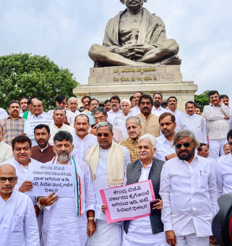 ಮುಖ್ಯಮಂತ್ರಿಗಳ , ಸಚಿವರ ಹೆಸರು ಹೇಳಲು ಇಡಿ ಒತ್ತಾಯ ಹಿನ್ನೆಲೆ: ಕಾಂಗ್ರೆಸ್ ಪಕ್ಷದಿಂದ ಸಾಂಕೇತಿಕ ಪ್ರತಿಭಟನೆ 2 IMG-20240723-WA0230