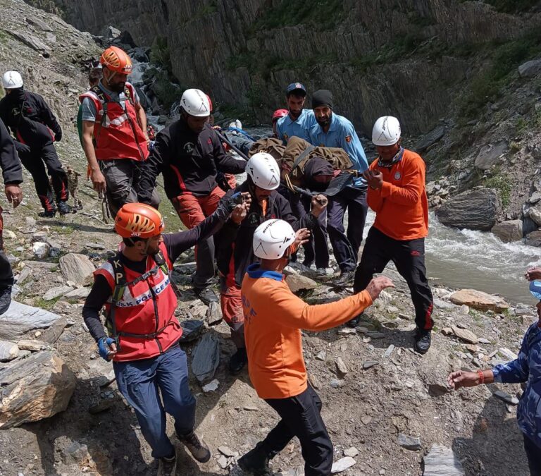 three people from Bengaluru died as car fell into ditch after driver failed to put hand brake